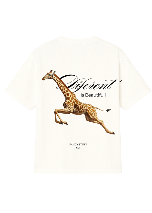 تي شيرت كبير الحجم مكتوب عليه "مختلف جميل"